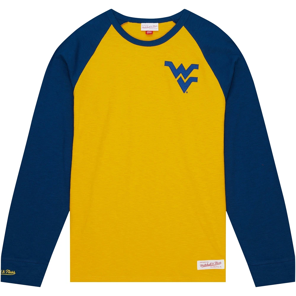 T-shirt à manches longues raglan flammé légendaire Mitchell & Ness Gold West Virginia Mountaineers pour hommes