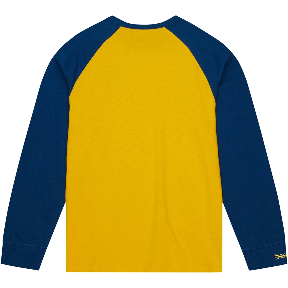 T-shirt à manches longues raglan flammé légendaire Mitchell & Ness Gold West Virginia Mountaineers pour hommes