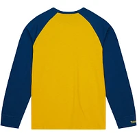 T-shirt à manches longues raglan flammé légendaire Mitchell & Ness Gold West Virginia Mountaineers pour hommes