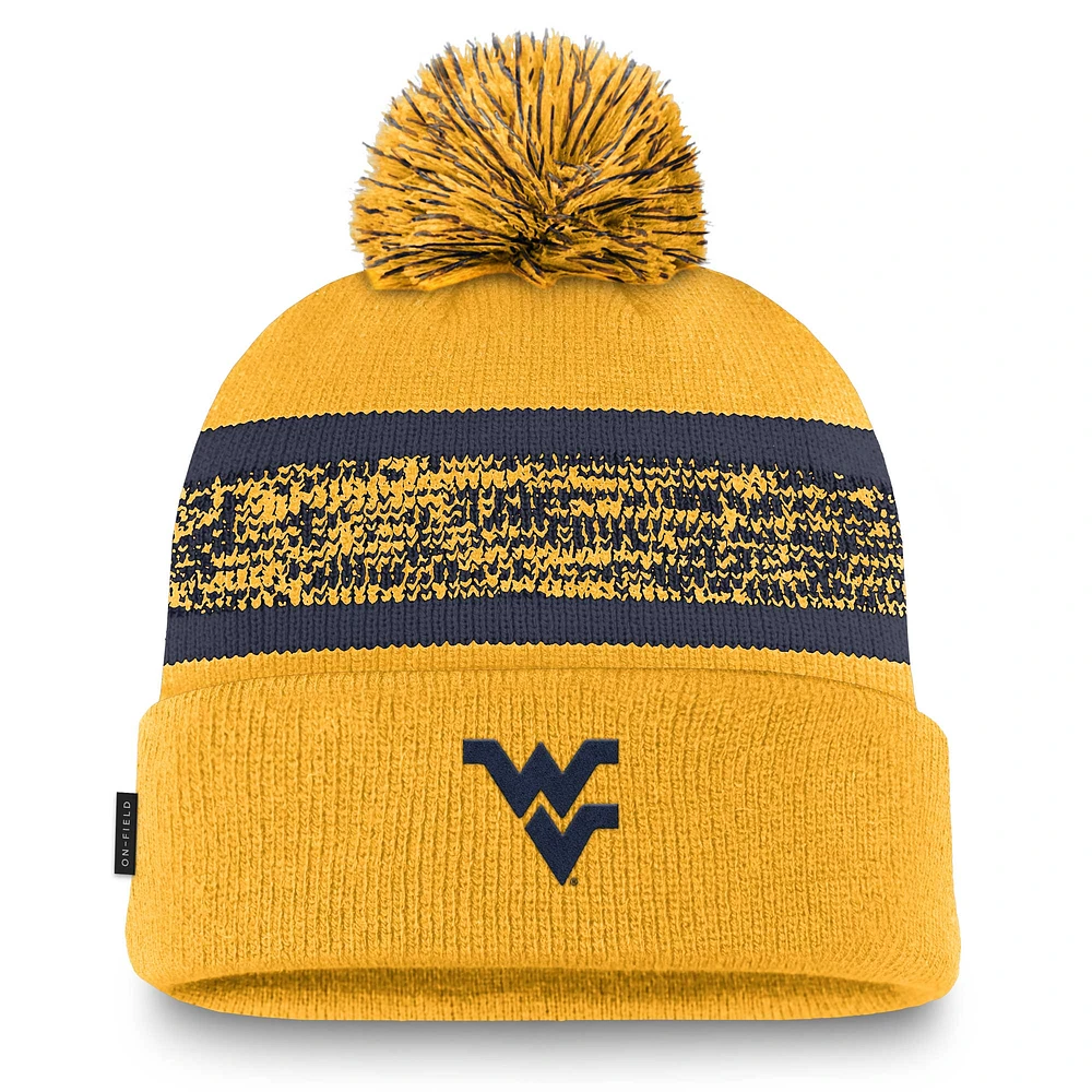 Bonnet en tricot à revers et pompon Nike Gold West Virginia Mountaineers On-Field Peak pour homme