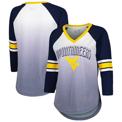 T-shirt G-III 4Her by Carl Banks pour femme blanc/bleu marine West Virginia Mountaineers Lead Off Ombre Raglan à manches 3/4 et col en V