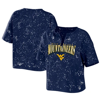 Women's WEAR by Erin Andrews Navy West Virginia Mountaineers T-shirt court à encolure crantée avec lavage délavé et éclaboussures