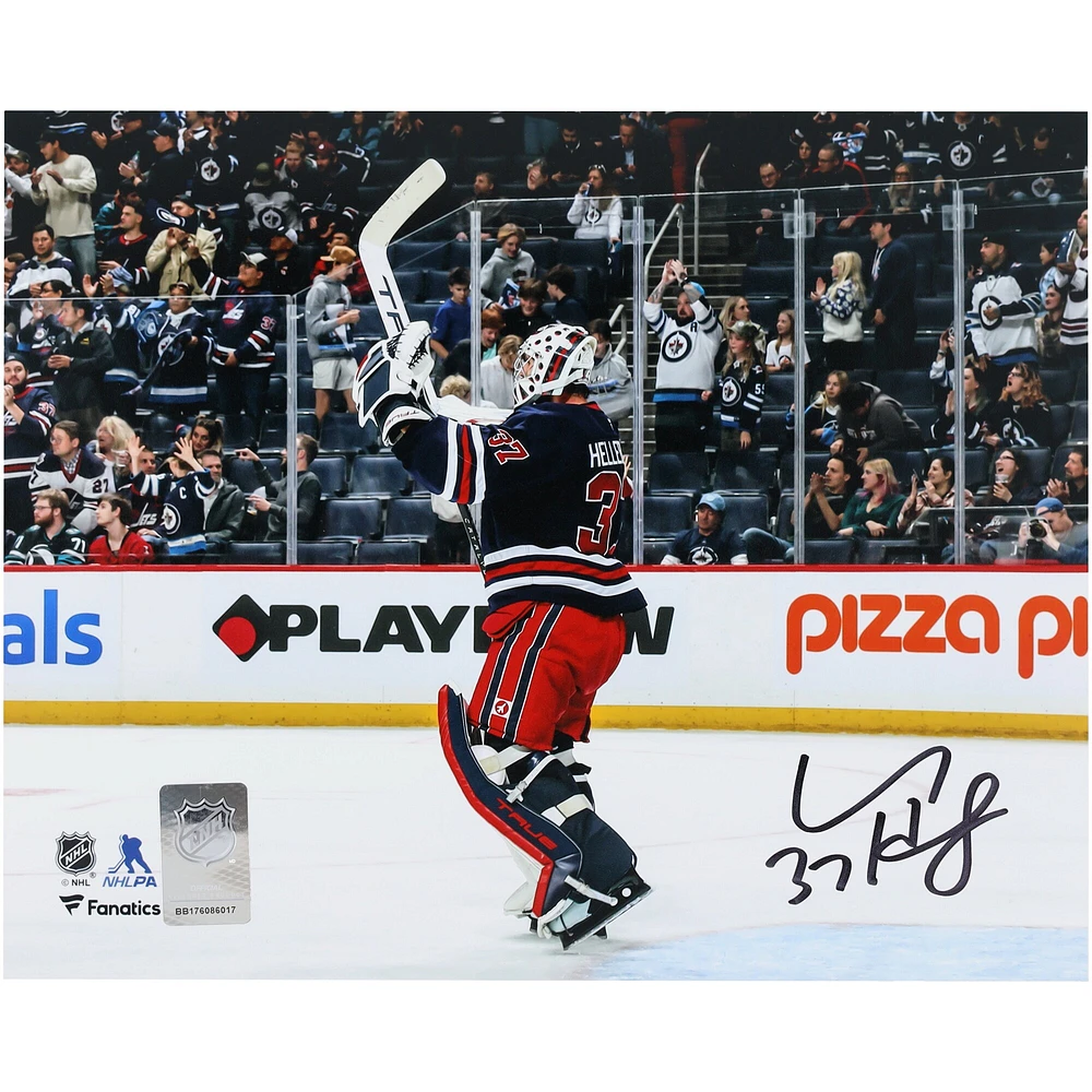 Photographie autographiée de 8" x 10" de Connor Hellebuyck, maillot alternatif bleu marine des Jets de Winnipeg
