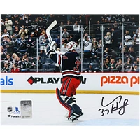 Photographie autographiée de 8" x 10" de Connor Hellebuyck, maillot alternatif bleu marine des Jets de Winnipeg