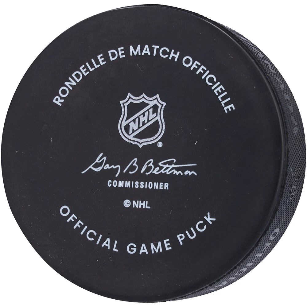 V106832 WinJet Connor Hellebuyck Winnipeg Jets Rondelle de jeu officielle autographiée 37 Connor Hellebuyck AUT HOCKEY PUCK 45610 AUTEQPPUC PUCKHE0067 #1