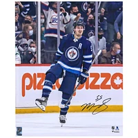 Photographie autographiée de 16" x 20" de Mark Scheifele pour célébrer le maillot bleu marine des Jets de Winnipeg