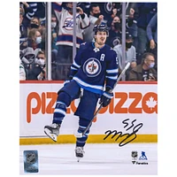 Photographie autographiée de 8" x 10" de Mark Scheifele pour célébrer le maillot bleu marine des Jets de Winnipeg