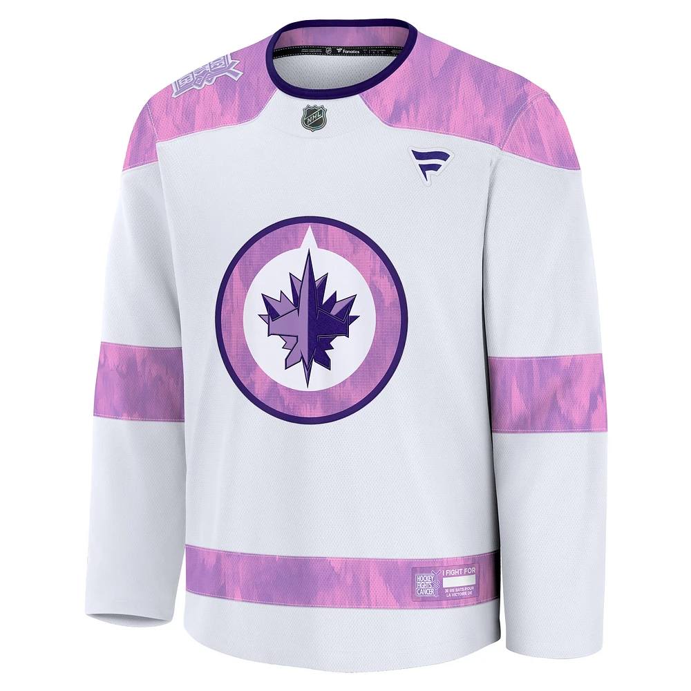 Maillot d'entraînement pour hommes Fanatics White Winnipeg Jets 2024 Hockey Fights Cancer