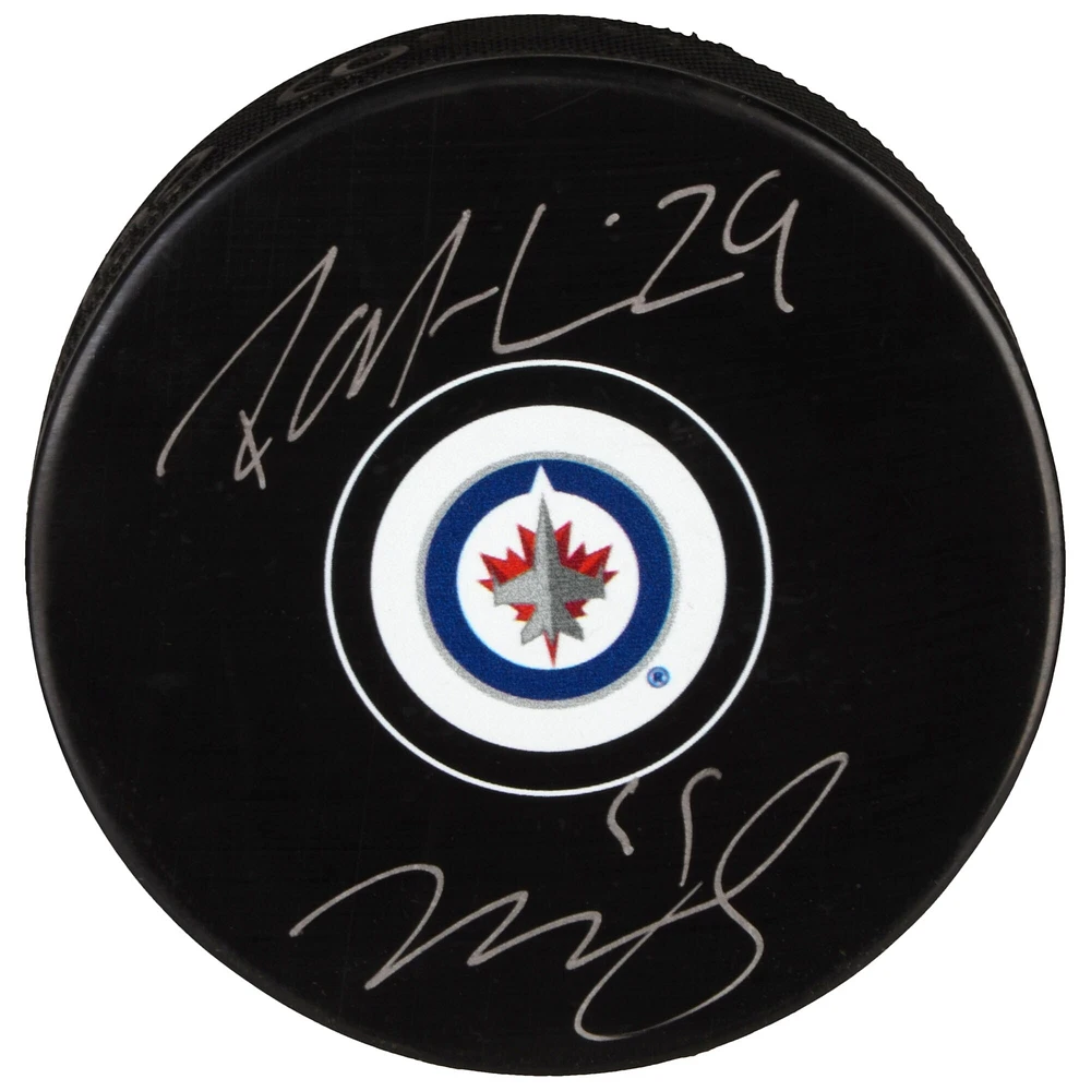 Rondelle de hockey autographiée par Patrik Laine et Mark Scheifele des Jets de Winnipeg