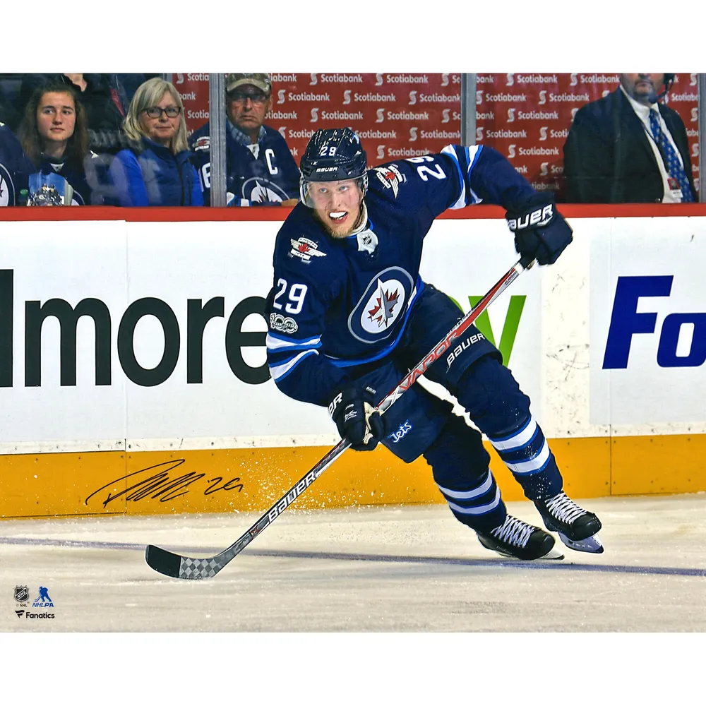 Patrik Laine Winnipeg Jets Photographie autographiée de patinage horizontal en maillot bleu 16 "x 20"