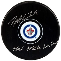 Rondelle de hockey dédicacée par Patrik Laine des Jets de Winnipeg avec inscription « Hat Trick Laine »