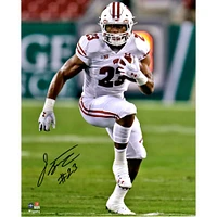 Photographie autographiée de Jonathan Taylor, Wisconsin Badgers, 16" x 20" High Knee Run