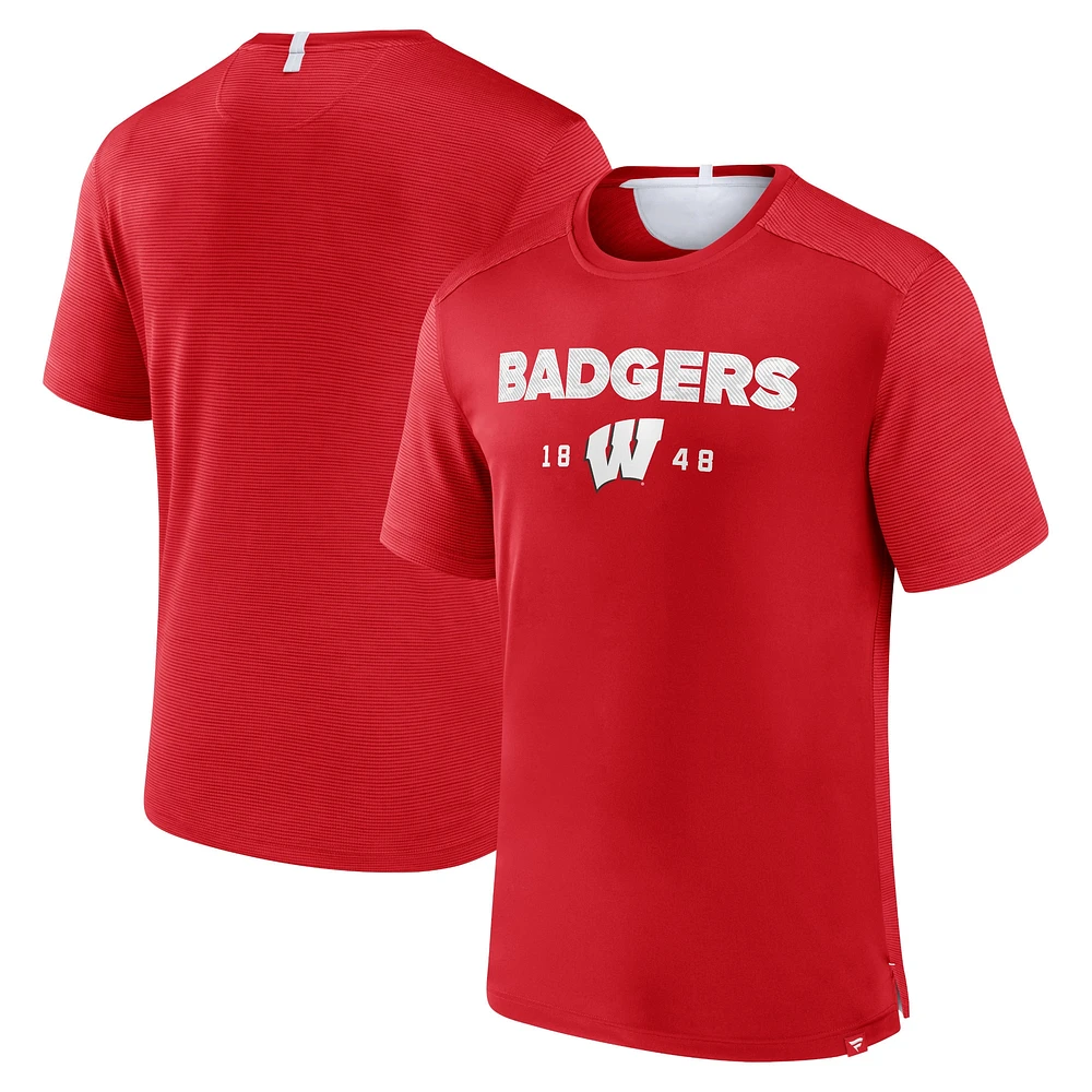 T-shirt rouge Fanatics pour hommes des Badgers du Wisconsin Defender Rush