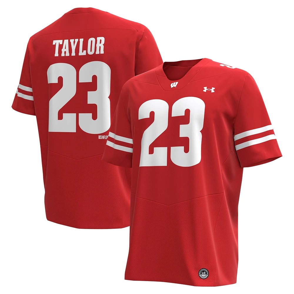 Maillot de football réplique des anciens élèves Badgers du Wisconsin Jonathan Taylor pour homme Under Armour rouge