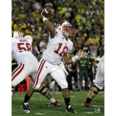 Russell Wilson Wisconsin Badgers Unsigned Red Jersey Handing Off Ball  Photograph