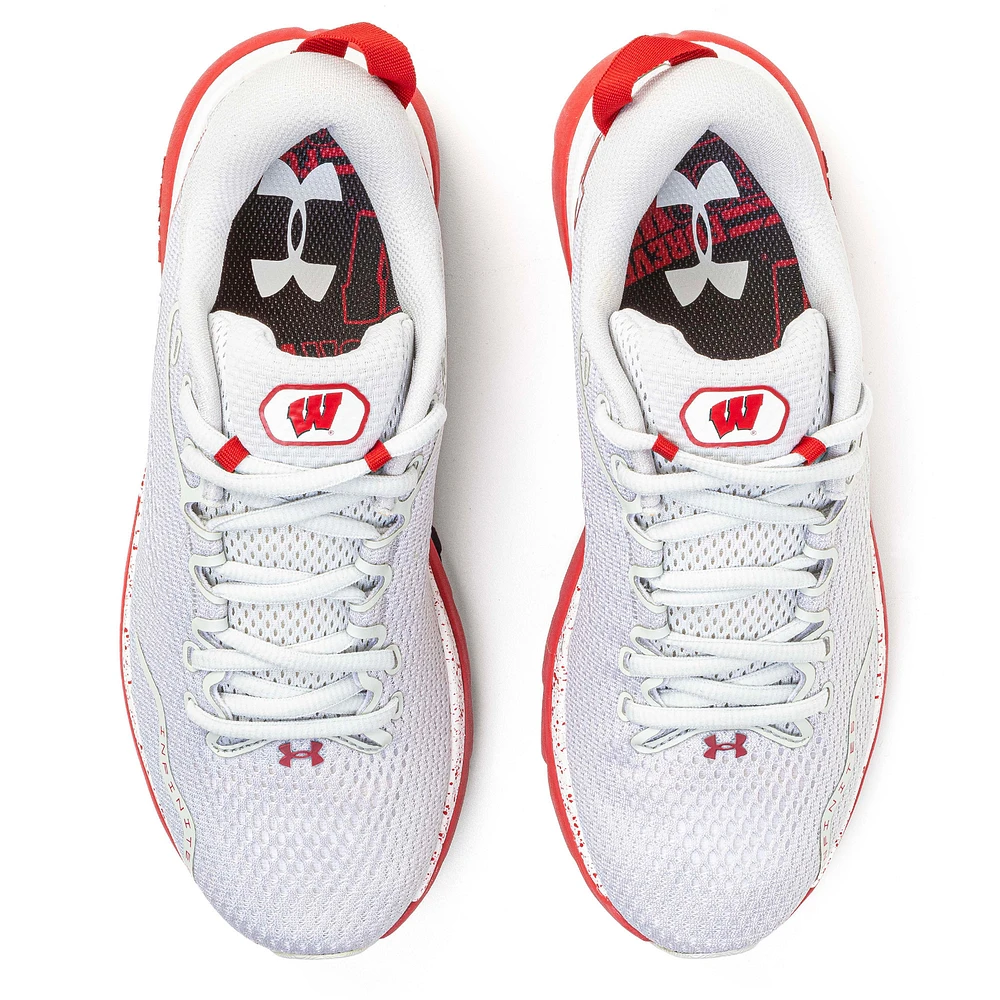 Chaussures de course Under Armour Wisconsin Badgers Infinite 5 gris clair pour femmes