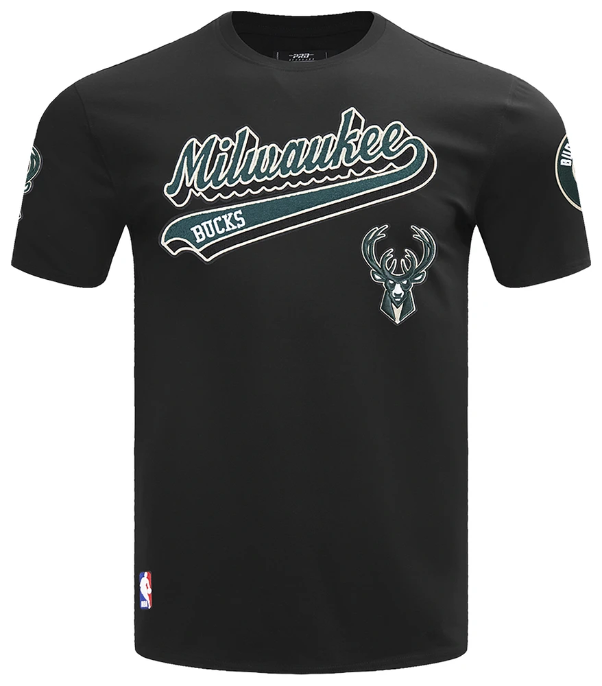 Pro Standard BUCKS SCRIPT TAIL SJ TEE - Men's