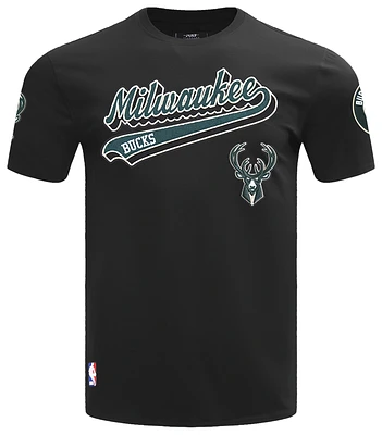 Pro Standard BUCKS SCRIPT TAIL SJ TEE - Men's