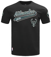 Pro Standard BUCKS SCRIPT TAIL SJ TEE - Men's