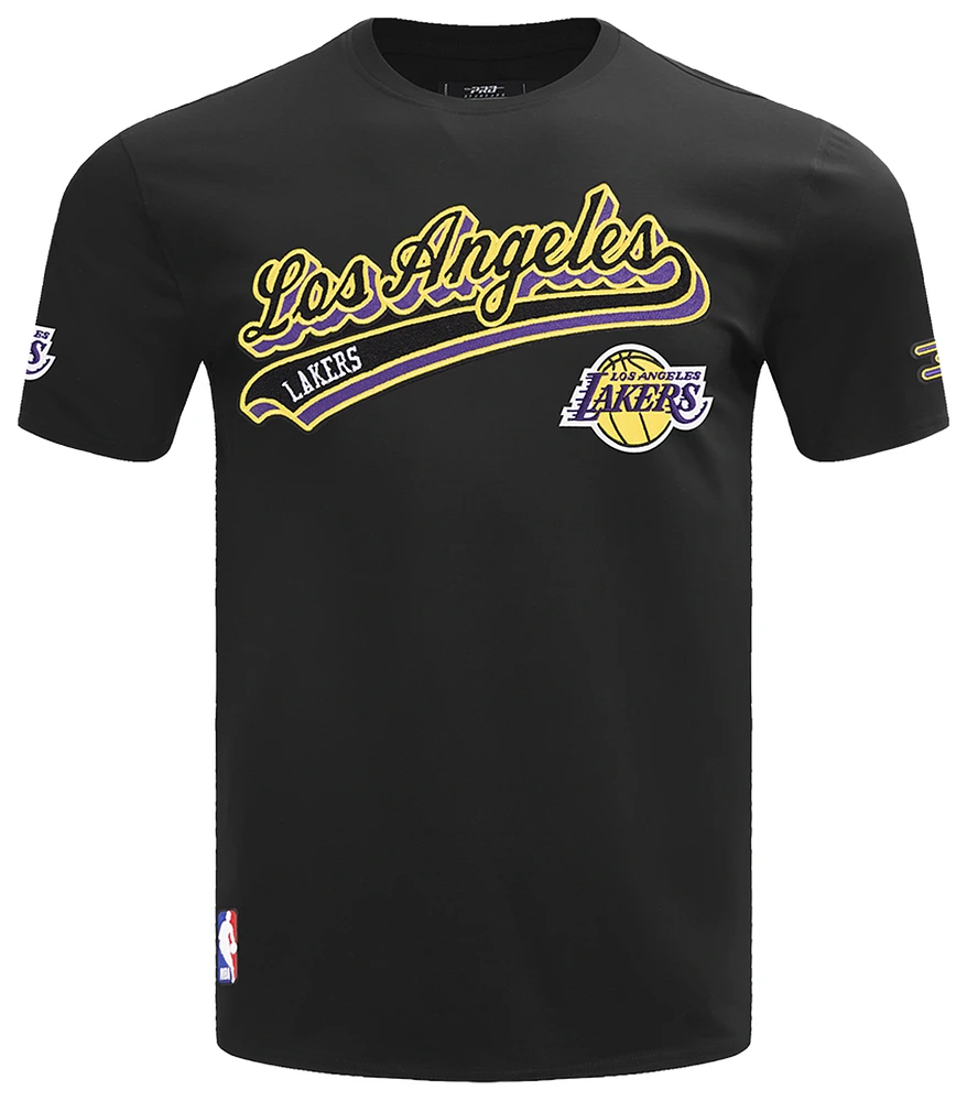 Pro Standard LAKERS SCRIPT TAIL SJ TEE - Men's