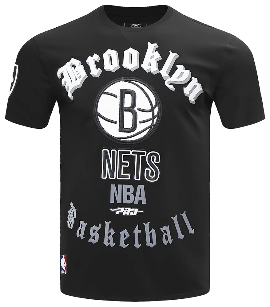 Pro Standard NETS OLD ENGLISH SJ TEE - Men's
