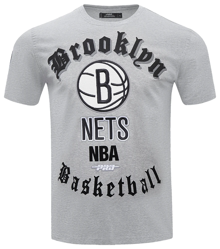 Pro Standard NETS OLD ENGLISH SJ TEE - Men's