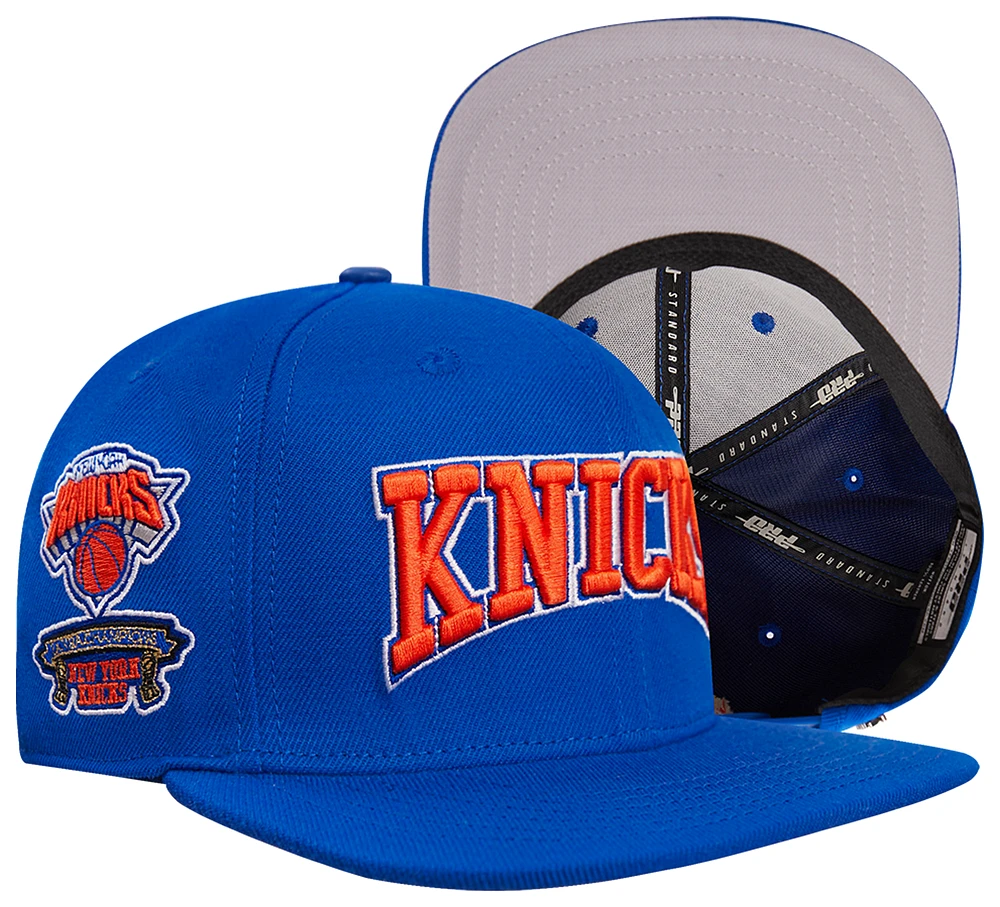 Pro Standard Knicks Crest Emblem Flatbrim Snapback - Men's