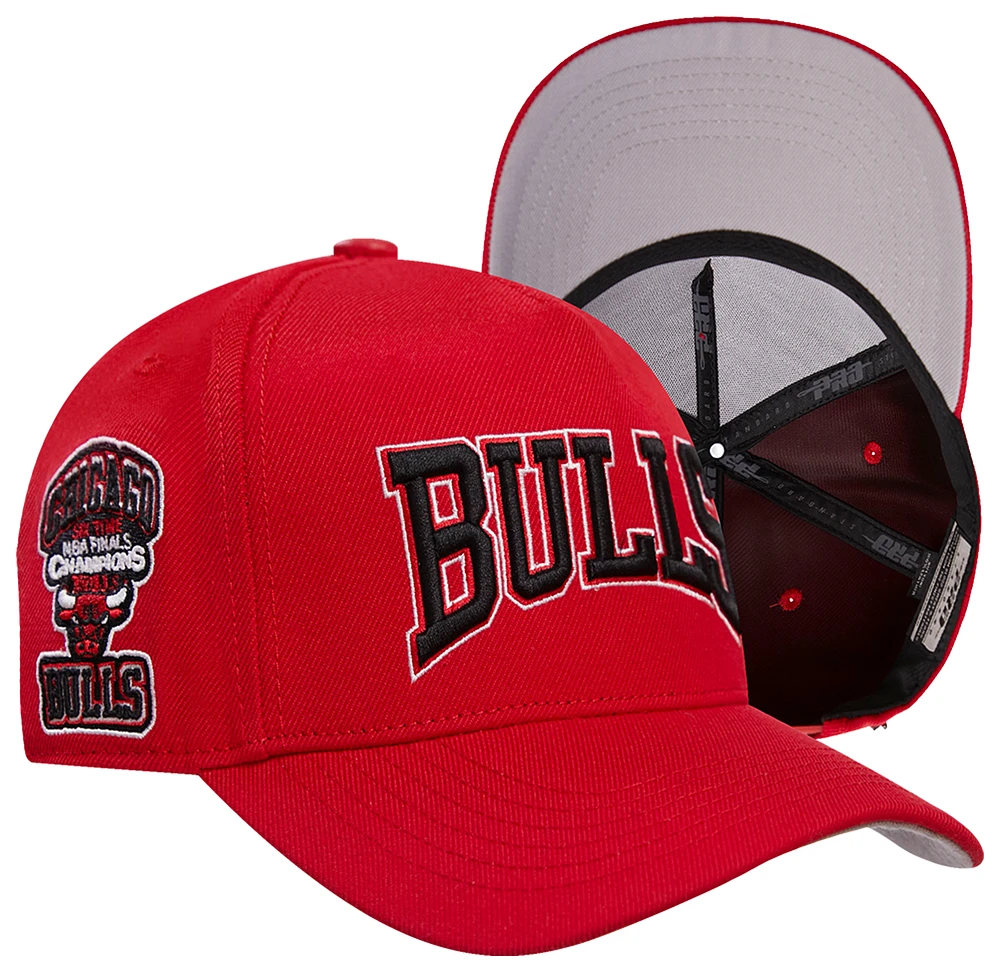 Pro Standard Bulls Crest Emblem Flatbrim Snapback - Men's