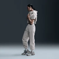 Nike Pantalon d’entraînement tissé à taille moyenne Essential - Pour femmes