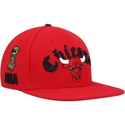 Pro Standard Bulls Old English Snapback Hat - Men's