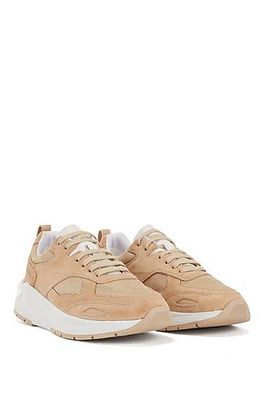 Baskets style chaussures de course avec finitions en cuir suédé