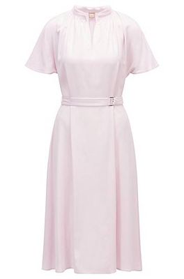 Robe avec ceinture et encolure dégagée