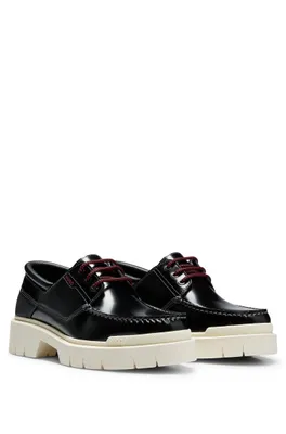 Chaussures bateau en cuir avec épaisse semelle extérieure gomme