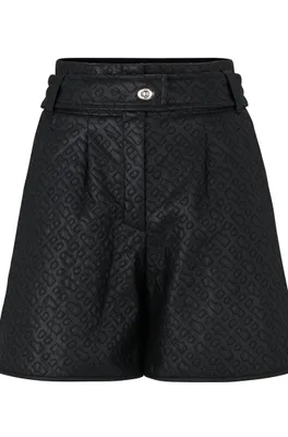 Short Relaxed Fit en similicuir à monogrammes embossés