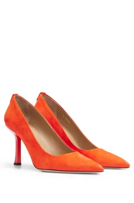 Escarpins en cuir suédé à talons hauts avec monogramme métallique