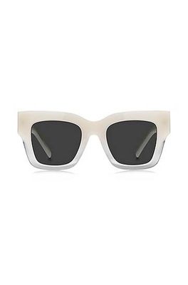 Lunettes de soleil en acétate opale avec garnitures en métal emblématiques
