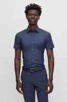 Camisa slim fit en popelín elástico de planchado fácil