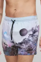 Bañador tipo shorts en tejido de secado rápido con estampado