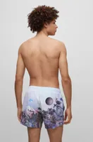 Bañador tipo shorts en tejido de secado rápido con estampado