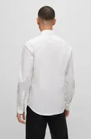 Camisa slim fit de algodón elástico y herrajes con logo