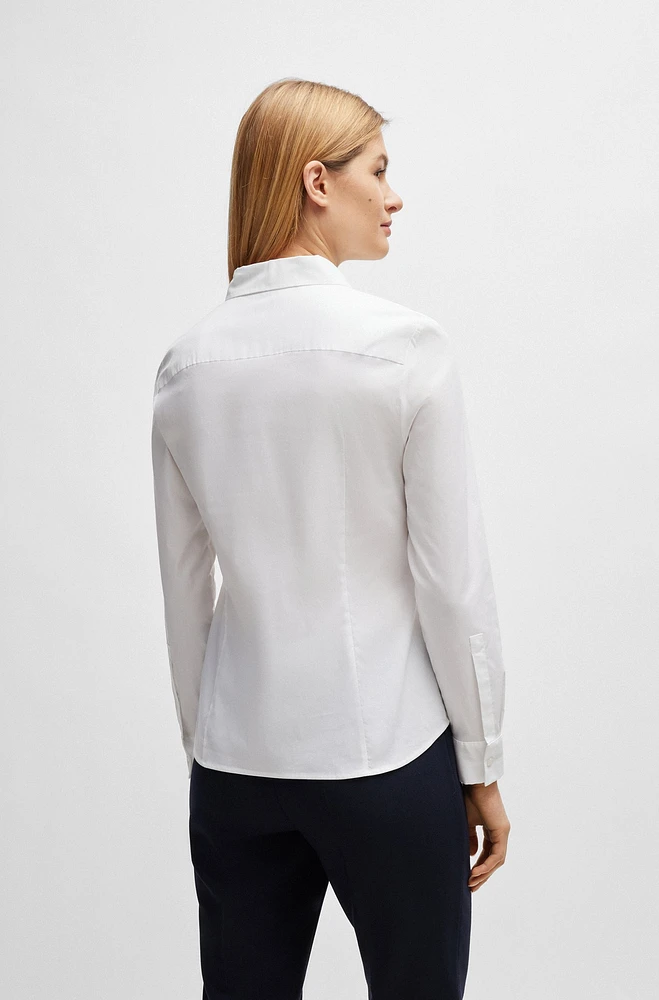 Blusa slim fit en popelín