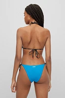 Top de bikini triangular con tira la marca y detalle logo