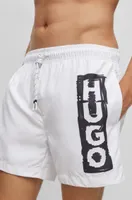 Bañador tipo shorts de secado rápido con logo estilo rotulado