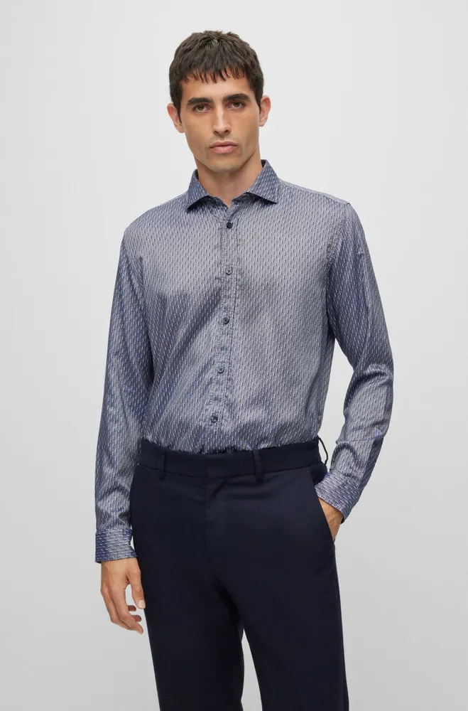 Regular-fit shirt patterned and structured material