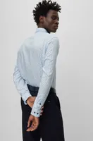 Regular-fit shirt patterned and structured material