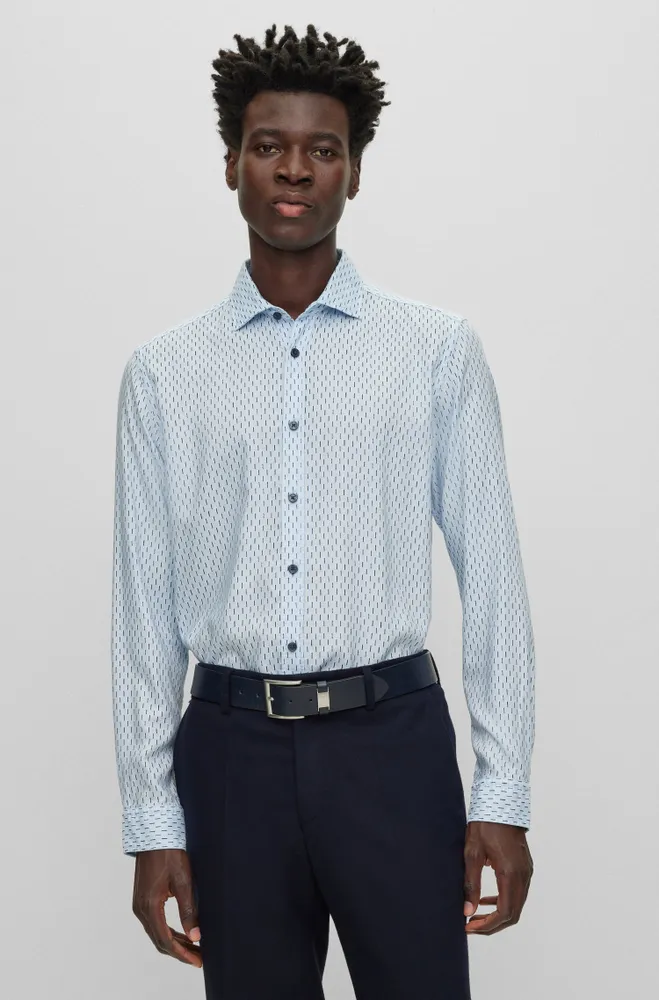 Regular-fit shirt patterned and structured material