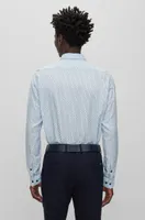 Regular-fit shirt patterned and structured material