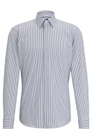 Camisa regular fit de tejido a rayas con cuello Kent