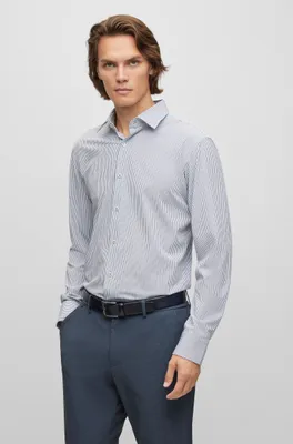 Camisa regular fit de tejido a rayas con cuello Kent