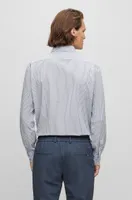 Camisa regular fit de tejido a rayas con cuello Kent